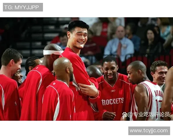 姚明乘坐电梯的趣事与思考：高个子在狭小空间中的尴尬与幽默