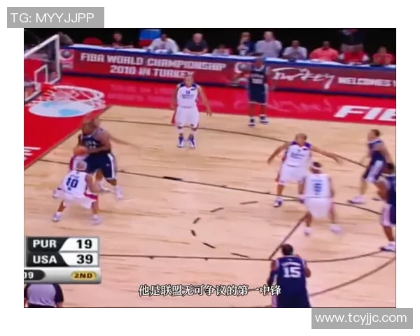 姚明内线单挑对手的精彩瞬间展现了他的篮球技巧与力量的完美结合