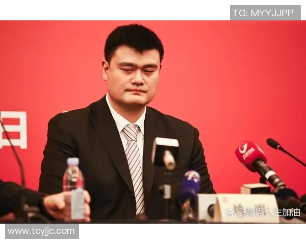 姚明幽默采访瞬间引发全场笑声展现运动员幽默魅力