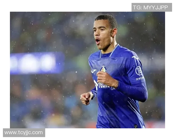 意甲激战曼联大胜尤文图斯五球横扫全场观众欢呼雀跃 意甲激战曼联大胜尤文图斯五球横扫全场观众欢呼雀跃